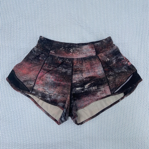 Lululemon Athletica 2.5” Hotty Hot Shorts Sz 6, Azurite Poppy Coral Multi/Black - Picture 4 of 5